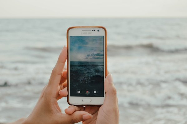 Quels sont les meilleurs réglages pour capturer des photos sous-marine avec un iPhone ajusté dans une housse étanche?